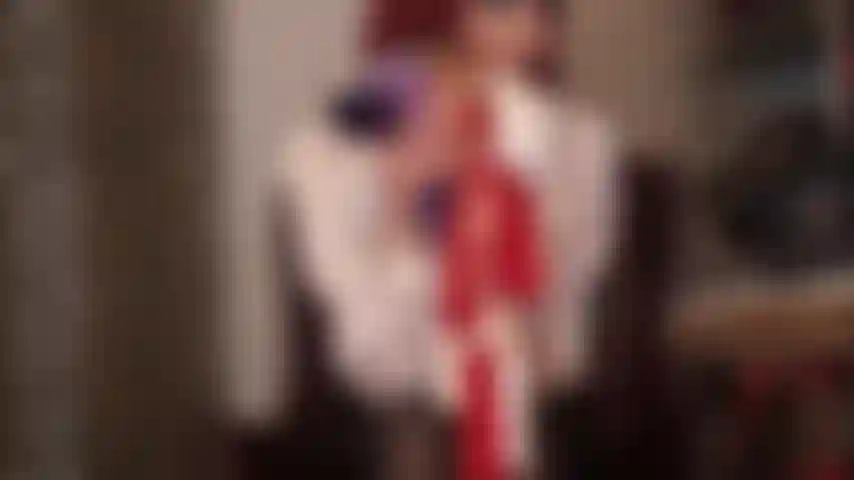 Paja con guantes de satén: la sensación sedosa de un par de guantes de satén acariciando suavemente tu polla, tus bolas, tu culo...