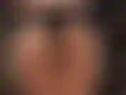 Increíble adoración de culo en traje de tanga y medias color piel transparente.