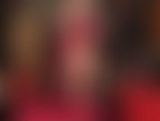 Las medias brillantes son tu fetiche. Mi ama te provoca con uno de sus pares dorados favoritos, presumiendo su impresionante figura, piernas largas, trasero perfecto, muslos y pies sensuales.