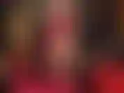 Las medias brillantes son tu fetiche. Mi ama te provoca con uno de sus pares dorados favoritos, presumiendo su impresionante figura, piernas largas, trasero perfecto, muslos y pies sensuales.