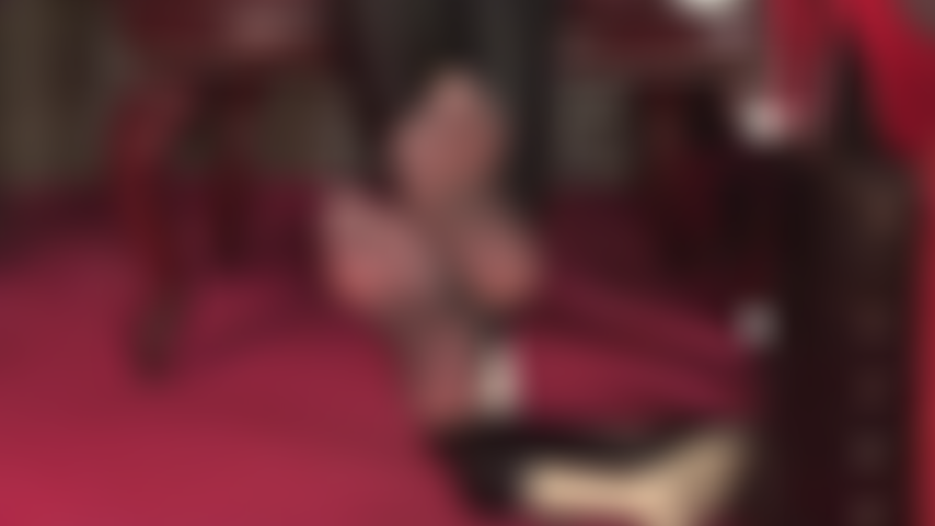 Adoración de pies en pantimedias gris oscuro: disfruta de este primer plano de los suaves y sexys pies de nailon de la amante vivian mientras mueve los dedos de los pies.