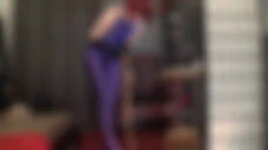 La ama vivian te atrapa en su brillante red, nunca tuviste la menor oportunidad contra los brillantes poderes de la ama... Traje leohex morado, medias platino brillantes y transparentes, botas largas brillantes, tanga de pvc y strap-on bbc.