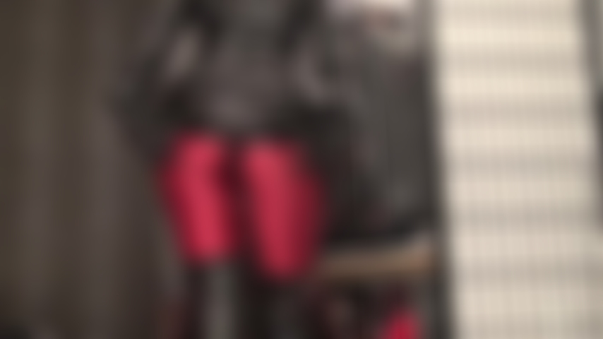 Te adoro el culo con un increíble atuendo fetichista de medias rojas de spandex, lisas y brillantes, con un body de pvc, guantes y botas. Me siento en la cara con las medias arriba y abajo... Mi ama te hace correrte sobre ti mientras estas medias bajan para revelar sus nalgas desnudas.