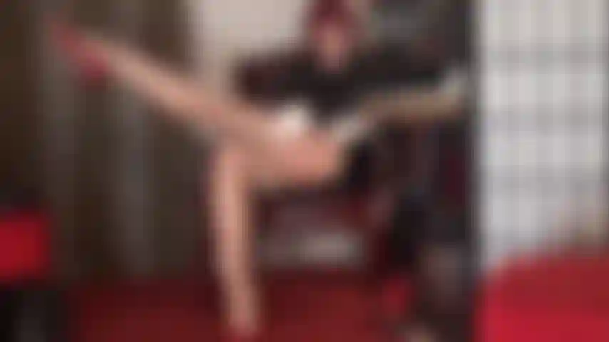 Guantes de cuero blanco sobre medias color canela brillante; estas piernas siempre han sido tu mayor debilidad. Te obligarán a arrodillarte en adoración.