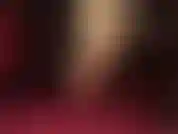 Adoración de pies con medias y sandalias rojas con tiras en el tobillo. La ama señala y curva sus hermosos dedos, mostrando esos maravillosos arcos altos en medias de nailon color piel.