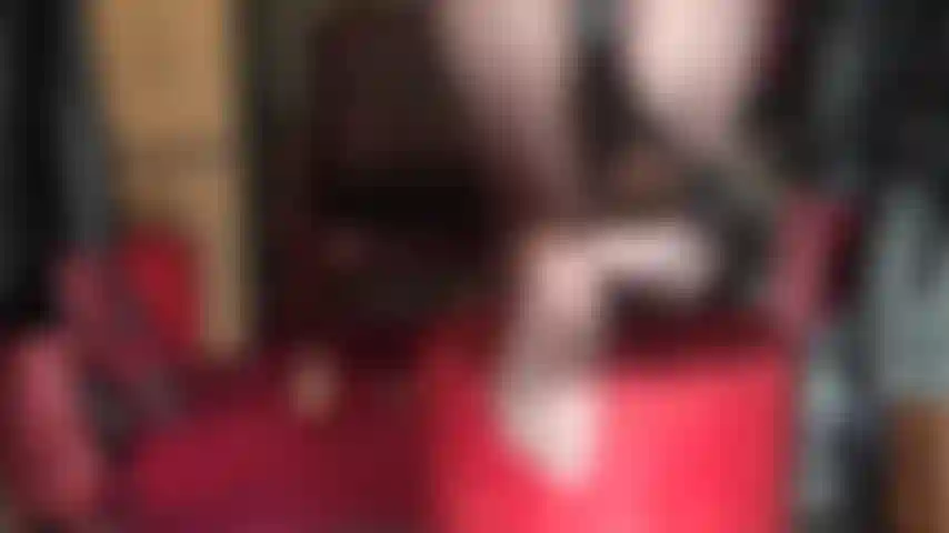 Mi ama se sienta de pie con un enorme consolador negro. Adora mi culo en pantimedias, mis suelas de nailon y mi enorme polla mientras la acaricio con guantes de cuero.