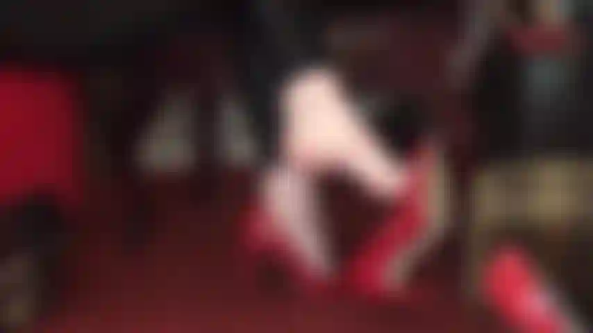 Descalza, provocativa, con mis pies descalzos en tacones de cuero rojo, con los dedos colgando.