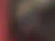 Ama vestida con un traje de gato de vinilo negro brillante, correas en una de sus enormes pollas, un strap-on blanco y grueso, empujando y azotando.