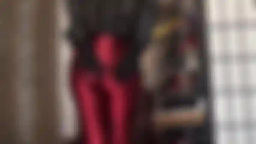 Admiras mi fantástico trasero en todo lo ajustado y brillante, desde un par de pantalones de satén brillante hasta medias color canela.