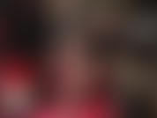 Vestida con su largo abrigo de vinilo negro brillante, tu diosa de nailon muestra sus increíbles piernas largas y sus pies sexys en clásicas medias negras transparentes.