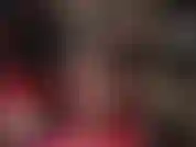 Vestida con su largo abrigo de vinilo negro brillante, tu diosa de nailon muestra sus increíbles piernas largas y sus pies sexys en clásicas medias negras transparentes.