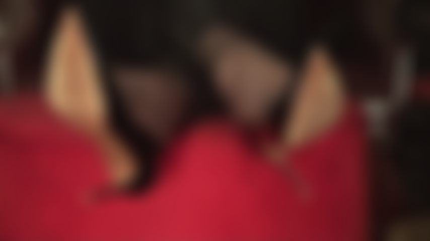 Fetiche de doble colgante: tobillos cruzados en pantimedias y leggings con doble colgante, tacones de charol negro muy brillantes y pulidos.