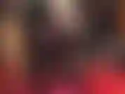 Unas medias de látex negras brillantes con costuras calientes y un vestido corto le quedan de maravilla a tu amante. Combinadas con tacones de acero, ¡qué suerte tienes de poder admirar esta perfección!