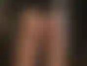 Tanga sobre capas de medias brillantes y relucientes, adoración del culo seguida de una breve provocación con un strap-on negro de 8 pulgadas.