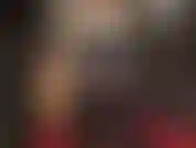 Amante del cuero, botas altas y brillantes y strap-on.