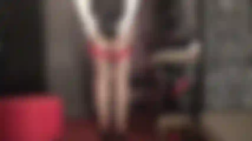 Edge para el culo y las piernas de la amante: medias de liga sexys, el culo irresistible de la amante y sus manos enguantadas en tu polla.