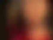 Pies y trasero en pantimedias color bronce brillante dentro de un body de tanga de pvc brillante que te encantaría frotarte por todas partes.