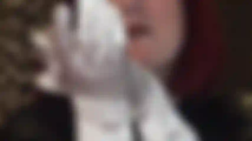 Los guantes de satén son tu debilidad: anhelas sentir estas manos enguantadas suaves y sedosas sobre todas tus partes íntimas, envueltas alrededor de tu polla y tus bolas y provocando tu ano...