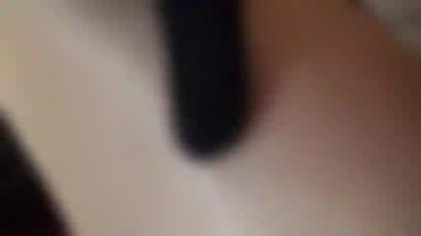 La adoración por las pantimedias marrones brillantes me lleva a una penetración con la negra de 20 cm de mi ama. Ella toma tu linda boquita de mariquita y tiene otra polla negra para llenar tu coño.