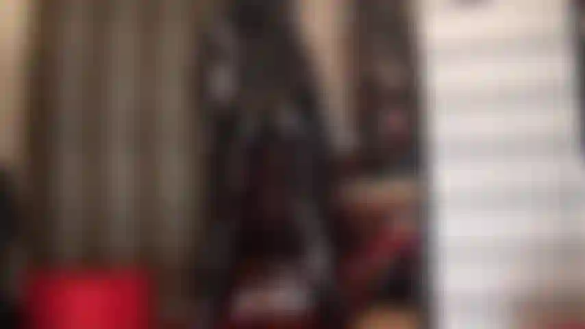 Traje de gato de vinilo negro perfecto: la amante vivian muestra sus brillantes curvas de perfección.