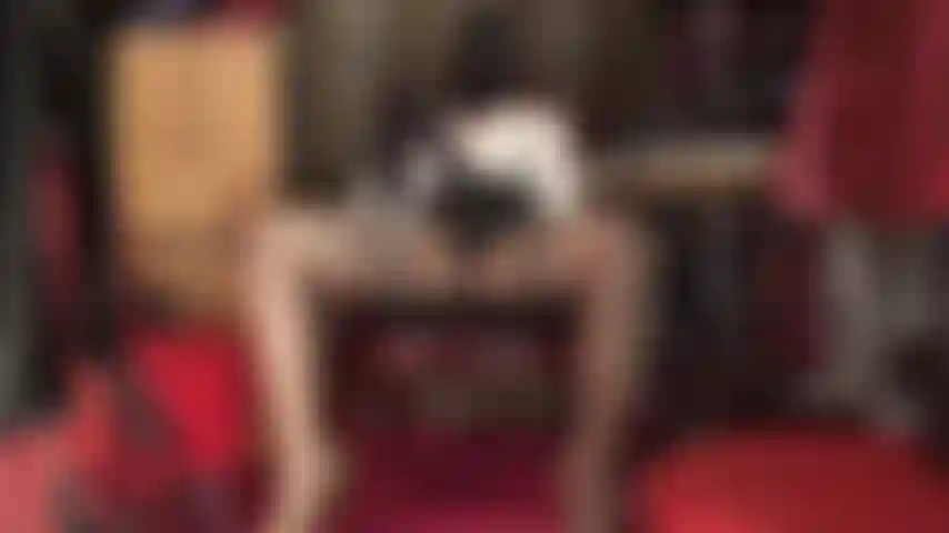 Polla negra enorme y capucha de lycra con ojos abiertos.