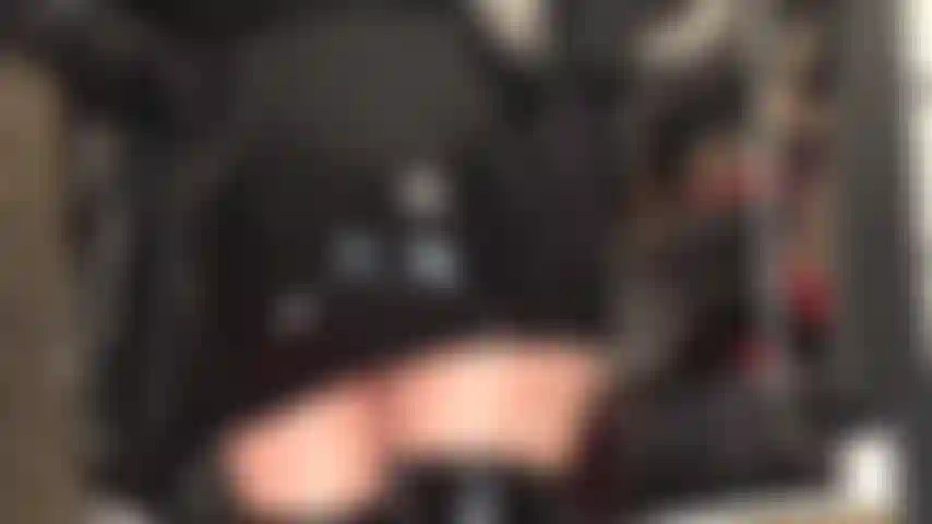 Admiro el increíble culo de mi amante en minifalda de goma negra brillante y ajustada.