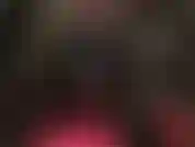 Una diosa del strap-on en un ajustado traje de spandex negro y botas hasta el muslo que acaricia su strap-on más pequeño de 8 pulgadas.