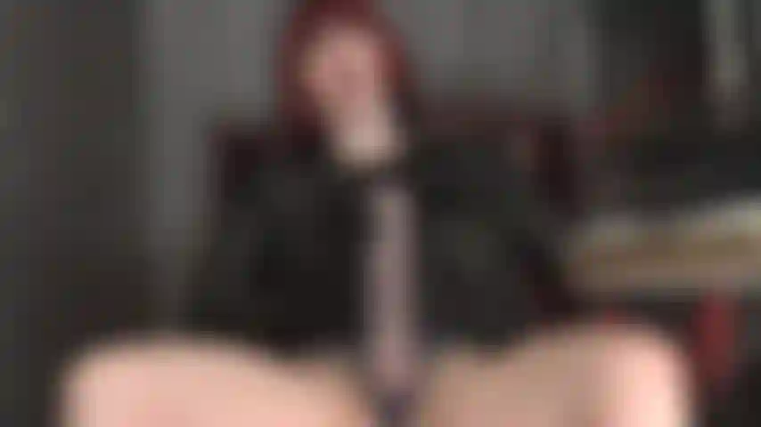 Tu dosis diaria de leche de polla está aquí. Ama, la alimentadora de semen, requiere tu boca para depositar su carga.