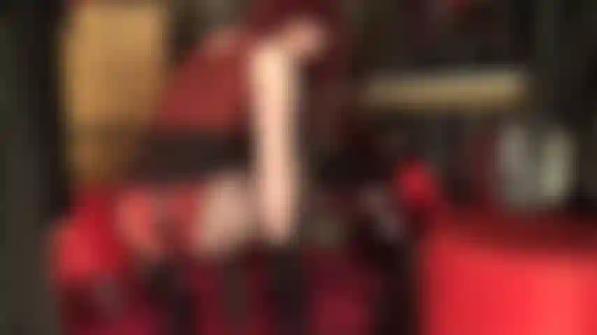 Ama vivian, tu diosa del nailon, me agacho, me embisto y me ordeño su enorme polla de goma negra. Mis piernas largas en pantimedias lucen increíbles, combinadas con tacones de plataforma extra altos.