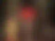 Pantalones cortos de satén rojo intenso y capas de pantimedias brillantes: la amante se ve increíble con estas capas de nailon sexys y pantalones cortos de satén brillante.