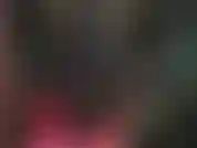 Amante del látex en traje de goma negro ajustado y botas de tacón de aguja sexys.