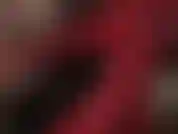 Lengua seductora, caricias en tacones rojos y guantes de látex rojos.