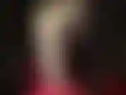 Vestido de látex blanco, guantes y medias blancas brillantes a juego con tacones.