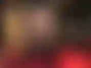 Mueve tu polla por mi culo perfecto en un traje de tanga de vinilo brillante y medias transparentes con estampado de leopardo y botas de cuero hasta la rodilla.