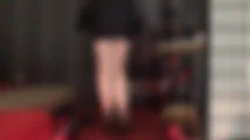 Adoración de culo en lencería de encaje negro y medias color piel con costuras, a medida que la falda sube, la amante revela su bonito teddy de encaje, haciéndote desear su culo en tu cara.