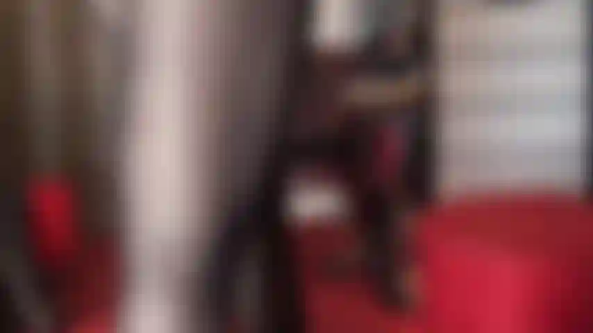 Las pantimedias sexys con costura son el mayor atractivo para quienes aman el nailon. Amante usa corsé de cuero y guantes.