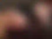 La señora vivian me provoca con su increíble trasero. El vestido de látex se está acortando... Y cada vez más baja, dejando al descubierto la tanga de látex que hay debajo... ¡Bésame el trasero!