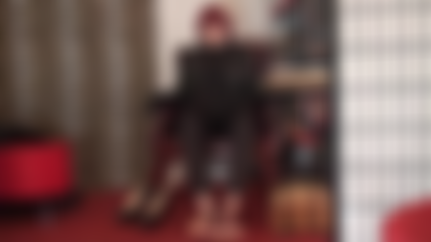 Los pies son tu debilidad. Te destruirán. Empezando con pies en medias marrones, la ama vivian abusa de tu inútil verga pateándote y pisoteándote con medias de nailon y pies descalzos, incluyendo adoración de culo en traje de gato.