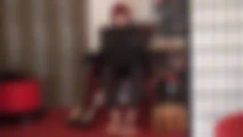 Los pies son tu debilidad. Te destruirán. Empezando con pies en medias marrones, la ama vivian abusa de tu inútil verga pateándote y pisoteándote con medias de nailon y pies descalzos, incluyendo adoración de culo en traje de gato.