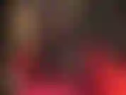 Medias de rejilla negras con costura caliente sobre pantimedias negras, combinadas con botas de cuero negras hasta la rodilla.