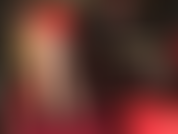 Unas bonitas bragas de satén rosa con espalda completa debajo de un par de pantimedias de rayas color piel muy transparentes.