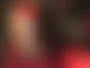 Unas bonitas bragas de satén rosa con espalda completa debajo de un par de pantimedias de rayas color piel muy transparentes.