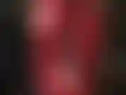 Leggings metálicos rojos brillantes, adoración de culo con enorme strap-on blanco, acariciando mi gran polla por detrás.