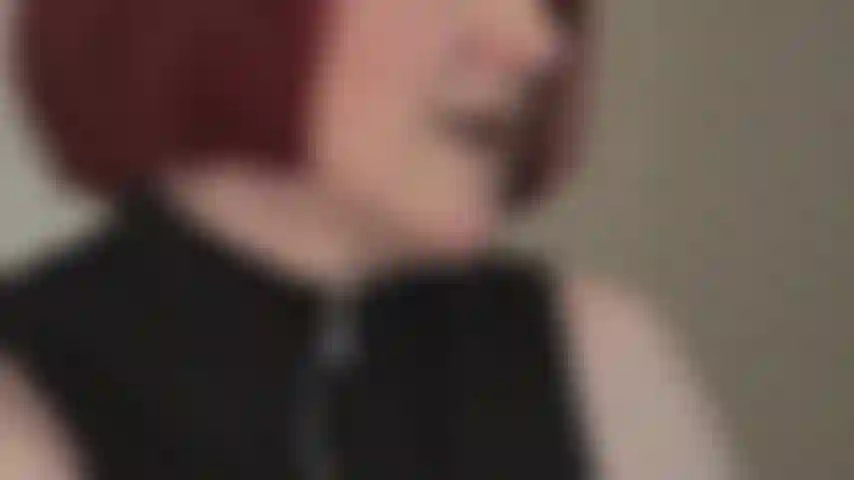 Fetichista del látex: mis guantes de goma negros brillantes y resbaladizos son tu indulgencia fetichista.