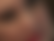 Provocación erótica para tu pene con guantes de látex brillante y mis ojos y labios sensuales en rojo y marrón oscuro brillante. Sensual, hipnótica, irresistible.