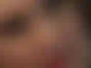 Provocación erótica para tu pene con guantes de látex brillante y mis ojos y labios sensuales en rojo y marrón oscuro brillante. Sensual, hipnótica, irresistible.