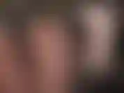 El fantástico culo redondo de la ama en medias marrones opacas y pantalones cortos negros debe ser adorado.