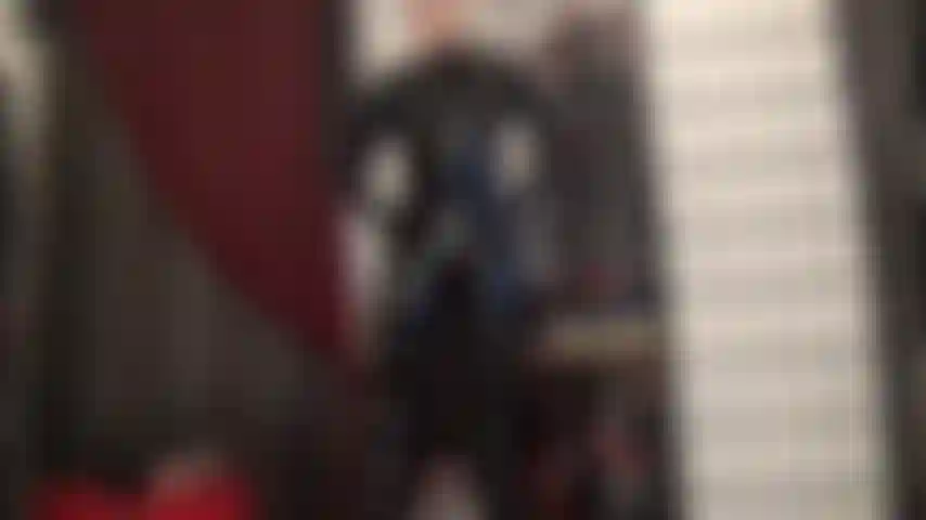 Eres un bicho dentro de este ajustado y brillante traje de pvc. Ama puedo sentirte arrastrándote, explorando sus curvas, intentando desesperadamente encontrar la salida.