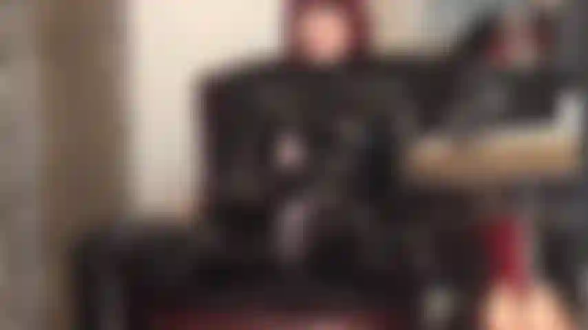 Una dominatrix fetichista con traje de gato de pvc y una correa carnosa y gruesa. ¿No vendrás y chuparás la sabrosa carga de mi gran polla?