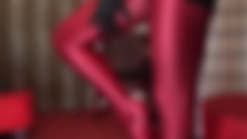 Medias de lycra rojas y brillantes: tu pequeña polla está excitada y gotea mientras la amante vivian se burla con sus piernas y pies brillantes.
